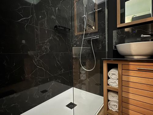 Ένα μπάνιο στο Studio de charme rénové en centre-ville, animaux admis - FR-1-555-123