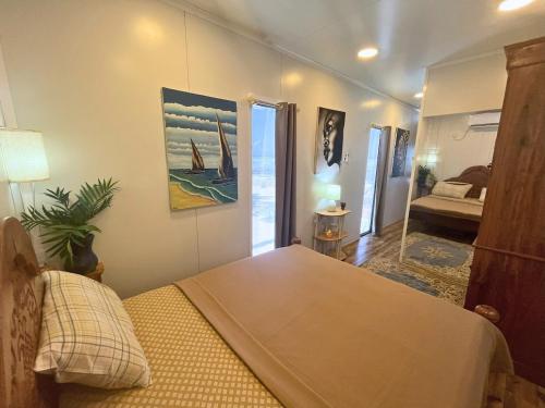 ブウェワウにあるZanzibar Beach House-Southの部屋にベッドがある寝室