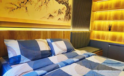 Postel nebo postele na pokoji v ubytování Apartemen Pakuwon Bekasi by 21 Room Premium