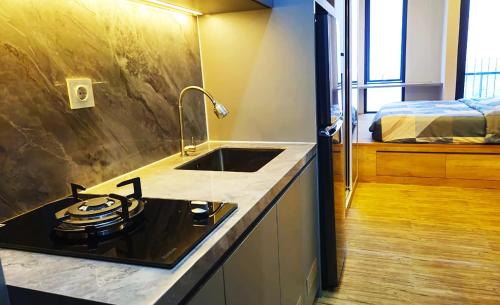 Kuchyň nebo kuchyňský kout v ubytování Apartemen Pakuwon Bekasi by 21 Room Premium