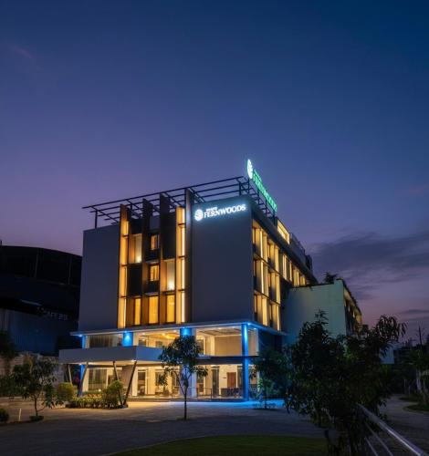 Un edificio con un cartel en la noche. en Parays Fernwoods, en Mannārakkāt