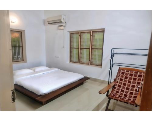 Ένα ή περισσότερα κρεβάτια σε δωμάτιο στο Maanasam Farmstay - Boutique 3BR Countryside Villa, Manikkadavu