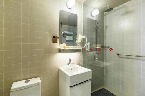 ein Badezimmer mit Toilette, Waschbecken und Dusche in der Unterkunft Jinjiang Inn Select Hohhot Chengjisihan Square Metro Station in Hohhot