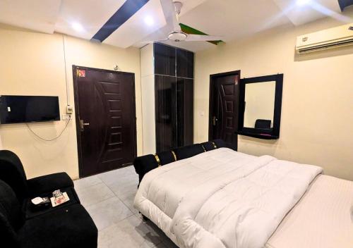 Ένα ή περισσότερα κρεβάτια σε δωμάτιο στο Hayat Lodges & Hotel