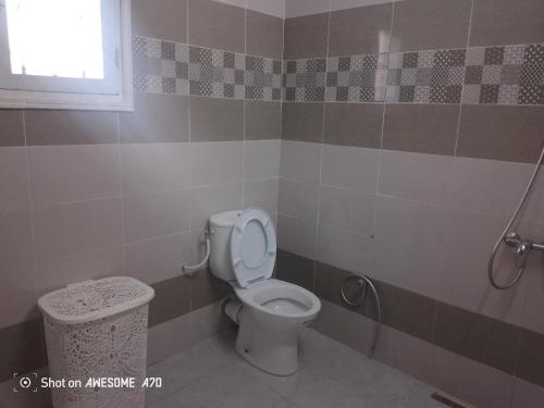 Ένα μπάνιο στο Villa sunbeach Djerba avec piscine privée