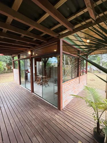 een open dek met glazen deuren op een huis bij Loft no centrinho do Rosa in Imbituba