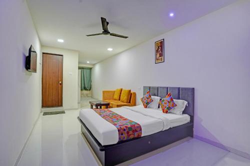 Ένα ή περισσότερα κρεβάτια σε δωμάτιο στο FabHotel RK Inn