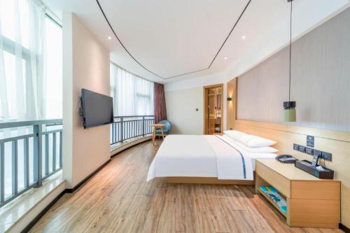 a hotel room with a bed and a television at City Comfort Inn Qingyuan City Plaza Hefu Dongcheng in Xiaoshi