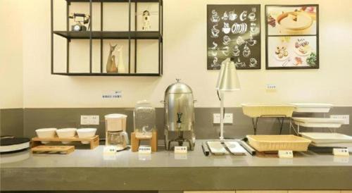 a kitchen counter with bowls and other items on it at City Comfort Inn Nanning Minzhu Road Guangxi Dianwang in Nanning
