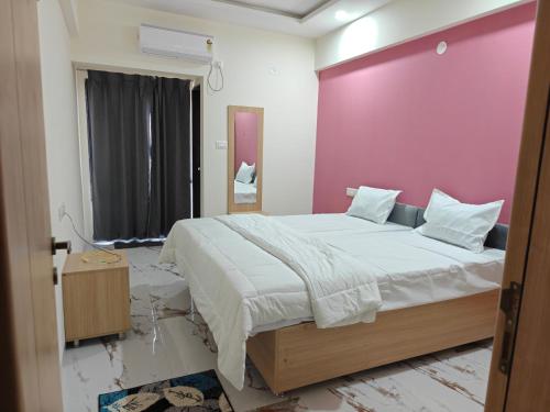 Postel nebo postele na pokoji v ubytování The Royal Ark Hotel