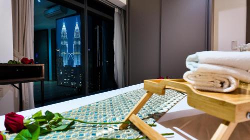 Zimmer mit Blick auf das Empire State Building in der Unterkunft Eaton Residence KLCC - Universal Home in Kuala Lumpur