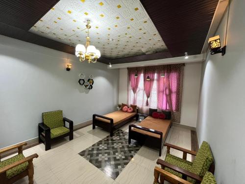 Ein Sitzbereich in der Unterkunft Hornbill Homes 1