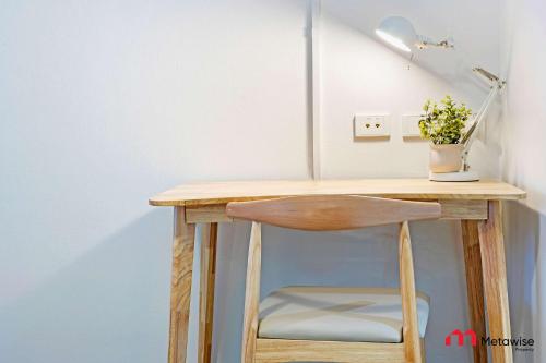 Un escritorio con una silla y una lámpara encima. en MetaWiseBnB Studio Dixon Next to ICC & Darling Harbour 58, en Sídney