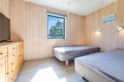 Una cama o camas en una habitación de Unique Place With Tennis Court For The Active