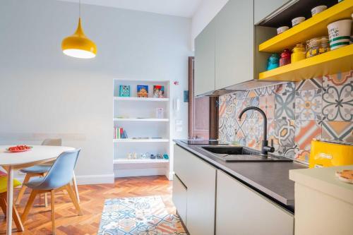 - une cuisine avec un évier et une table dans l'établissement Palazzino San Francesco, à Catane