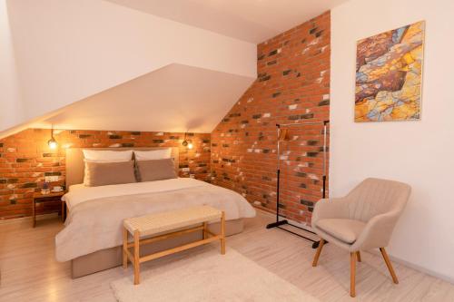 Un dormitorio con una cama y una pared de ladrillo. en Kazimierz Residence Apartments by Staymoovers, en Cracovia