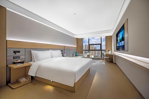 Giường trong phòng chung tại JI Hotel Chongqing Lianglukou Chongqing Center