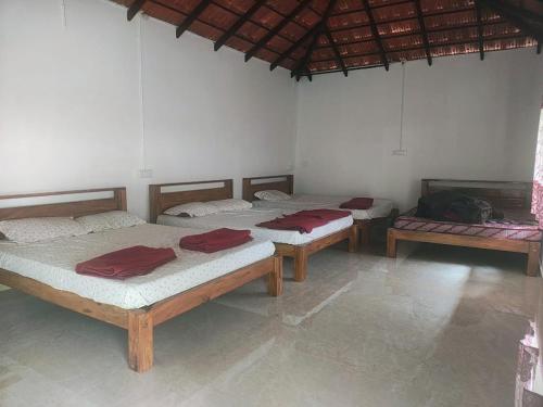 En eller flere senge i et værelse på PK Homestay, Chikmagaluru