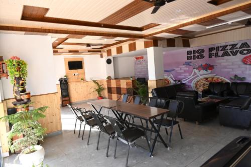 Μια τηλεόραση ή/και κέντρο ψυχαγωγίας στο Hotel Kasauli Peak View - Family and Group Stay Apartments