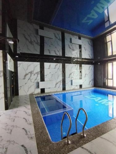 Zamin Dacha的一座带游泳池的大楼内的大型游泳池