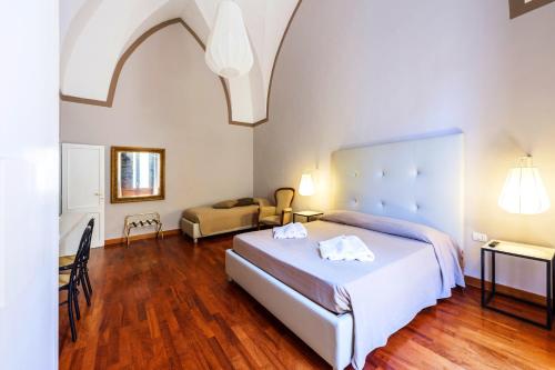 1 dormitorio con 1 cama y sala de estar en B&B Centro Storico Lecce, en Lecce