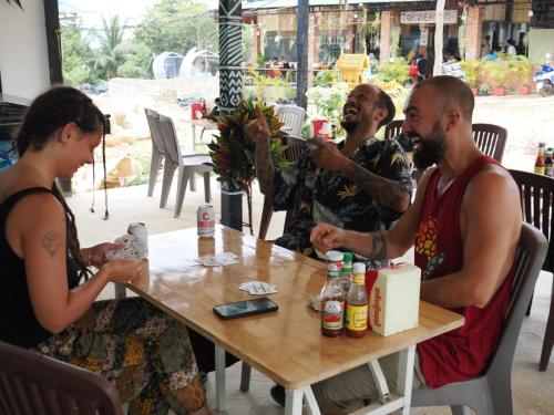 Palm & Pepper - Koh Rong في سيهانوكفيل: مجموعة من الأشخاص يجلسون على طاولة