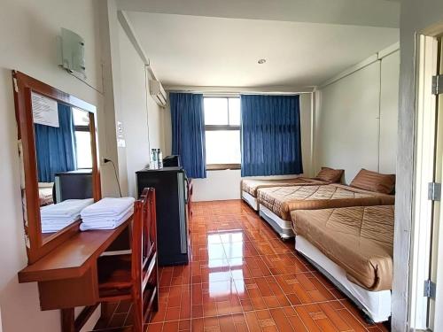 Una cama o camas en una habitación de Piyaporn Hill Paradise Hotel