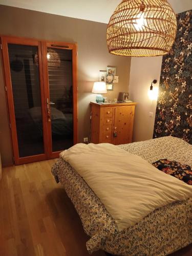 Grande chambre cosy avec salle de bain proche centre ville Le Mans