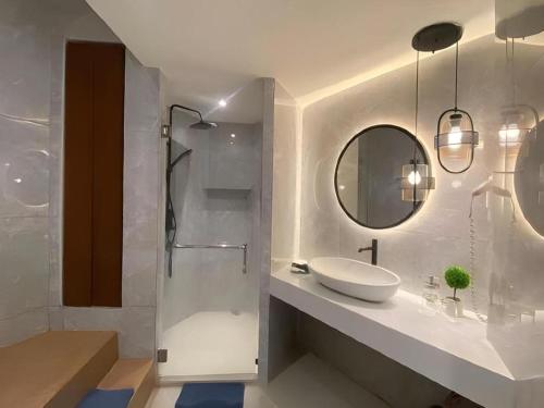 Et badeværelse på KLUB BUNGA THEME PARK HOTEL