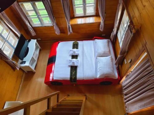 an overhead view of a bed in a tiny house at Montana Cotswolds Resort in Ban Kom