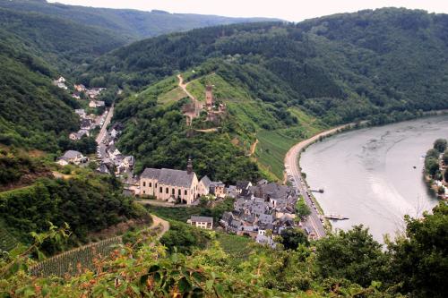 a village on a hill next to a river at Beilsteiner Ferienwohnungen in Beilstein