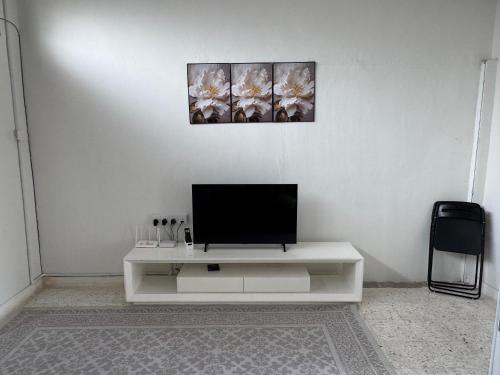 Μια τηλεόραση ή/και κέντρο ψυχαγωγίας στο Beach Cottage Homestay Kemaman - Berado D Pampass