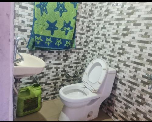 Ένα μπάνιο στο Narkanda Haven Rooms