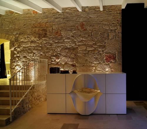 蒙特城堡的住宿－Masseria Torre Di Nebbia，石墙房间内的椅子