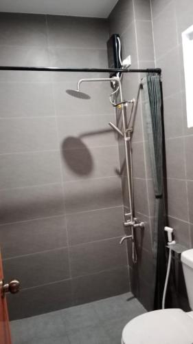 una ducha con puerta de cristal en un baño en 2 Bedrooms with Kitchen, Living Room, en Sampong