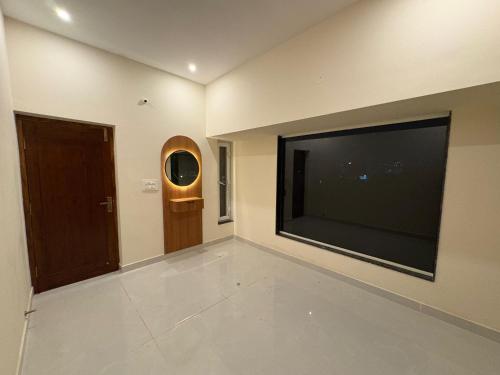 TV a/nebo společenská místnost v ubytování Rustic Ultra-Spacious 4BHK w Parking and Garden