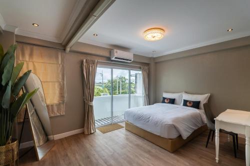 Ένα ή περισσότερα κρεβάτια σε δωμάτιο στο RQ Timeless Phuket Old Town