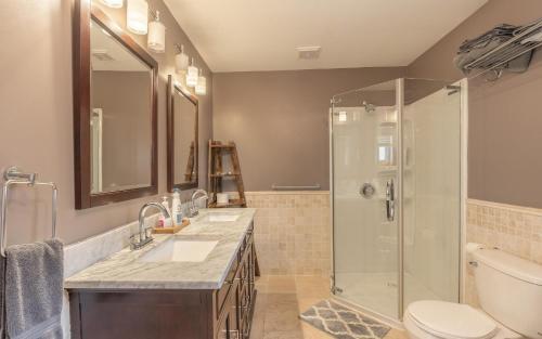 Koupelna v ubytování Large deck hot tub massage chair and seasonal swimming pool