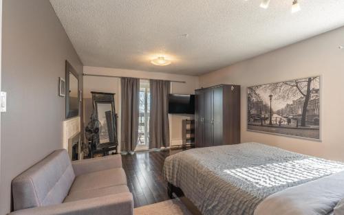 Postel nebo postele na pokoji v ubytování Large deck hot tub massage chair and seasonal swimming pool