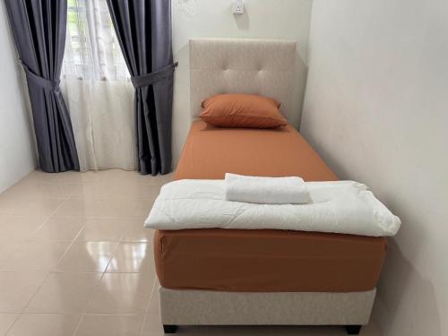 Ένα ή περισσότερα κρεβάτια σε δωμάτιο στο Beach Cottage Homestay Kemaman - Berado D Pampass