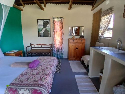 Riverview Cottage : غرفة نوم فيها سرير ومغسلة