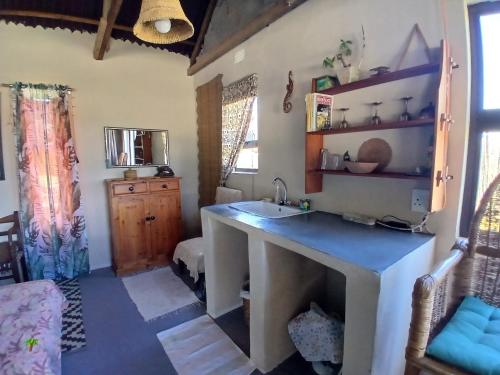 Riverview Cottage : مطبخ مع حوض ومكتب في الغرفة