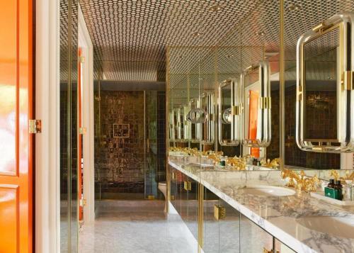 Baño grande con 3 lavabos y espejos en Parker Palm Springs, en Palm Springs