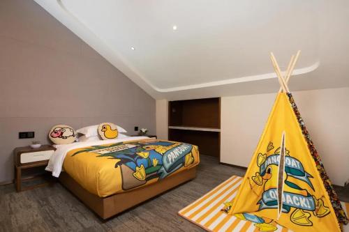 Ένα ή περισσότερα κρεβάτια σε δωμάτιο στο Floral Shefu Inn Rizhao Wanpingkou Dongyi Town Branch