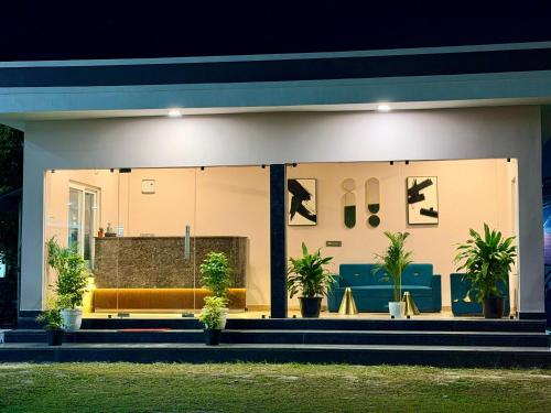 حديقة خارج Kumar Green Resort