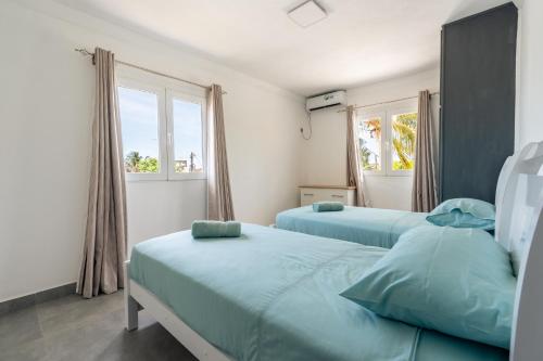 En eller flere senge i et værelse på Villa Roche Noire with Pool- 4 mins from Beach