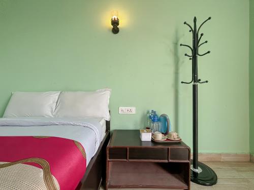 En eller flere senge i et værelse på Gairibari Resort