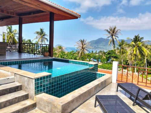 ein Infinity-Pool in einer Villa mit Aussicht in der Unterkunft Tropical Villa Koh Tao in Ko Tao