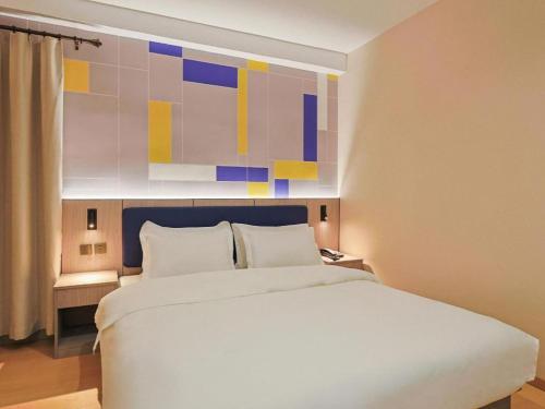 Ένα ή περισσότερα κρεβάτια σε δωμάτιο στο 7 Days Inn Tianjin Anshan West Road Tianjin University