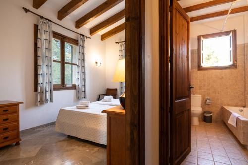 un dormitorio con una cama y un baño en Son Capellet by Rentallorca, en Petra